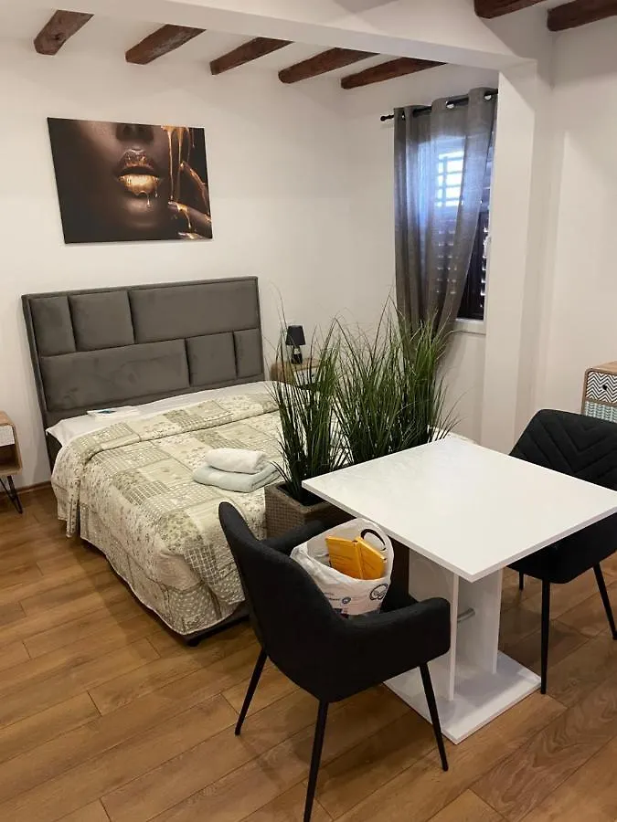 The Yellow House Apartments Rovinj 0*,  Kroatien