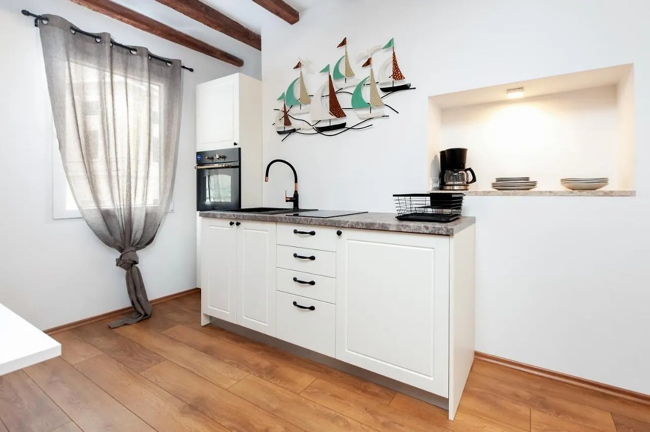 The Yellow House Apartments Rovinj 0*,