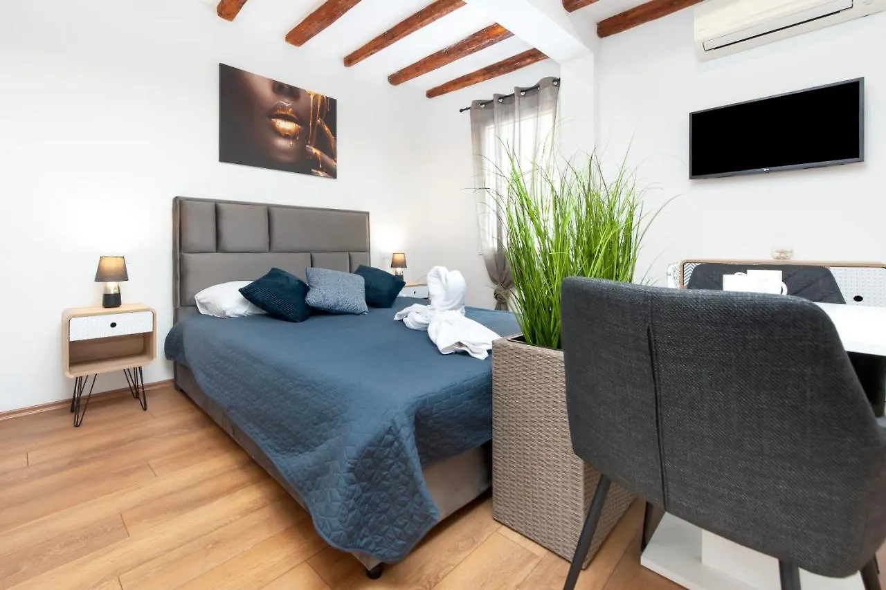 The Yellow House Apartments Rovinj