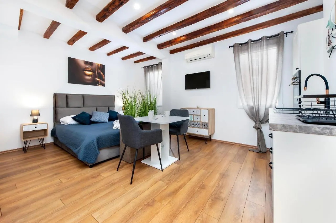 The Yellow House Apartments Rovinj 0*,